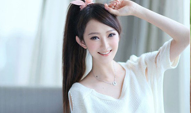 清純美女拿蛋糕可愛至極